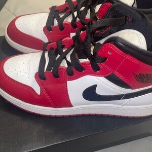 Air Jordan 1 Mid (Grade-school)
